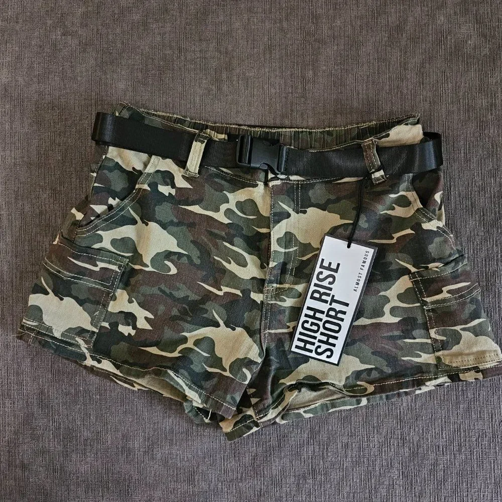 Forever 21 Women's Olive green High Rise Camouflage Print Cargo Shorts Size L